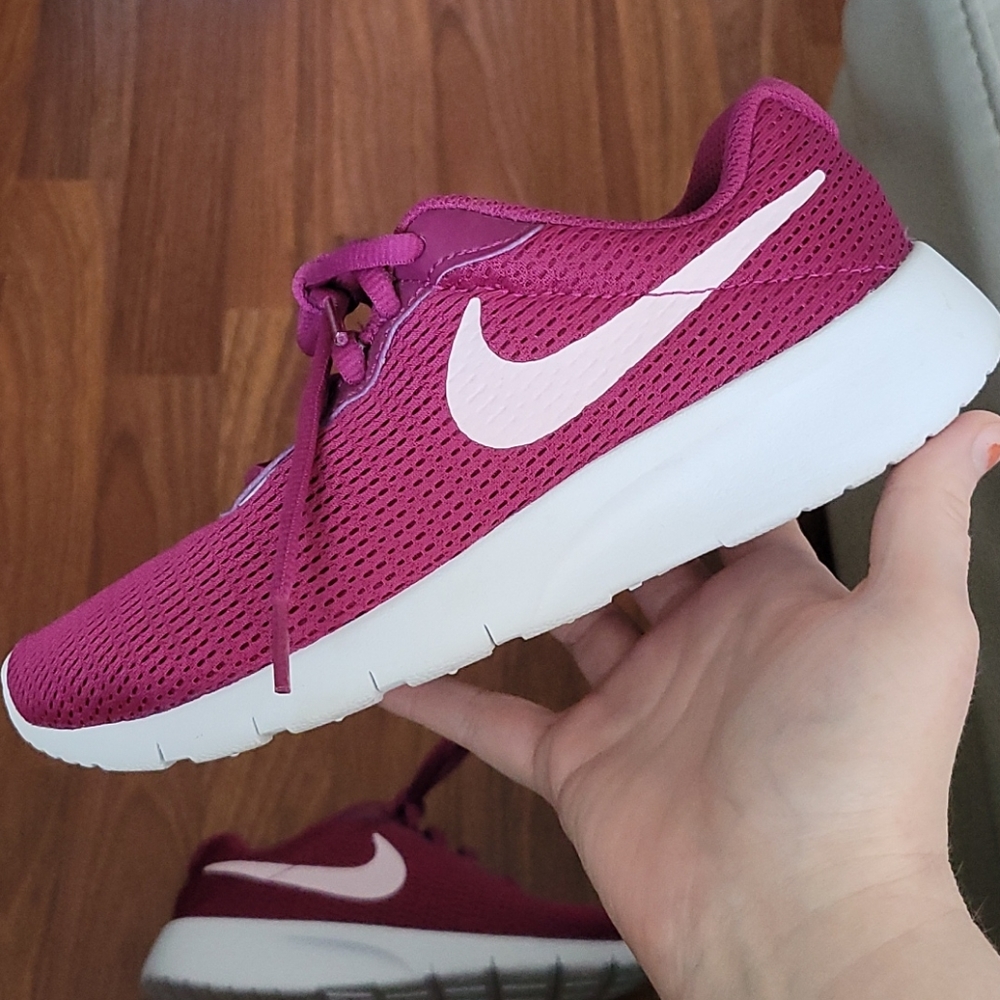 ✨️SOLD✨️Kids Maroon Nike Runners Size 3.5 EUC - Picture 2 of 11